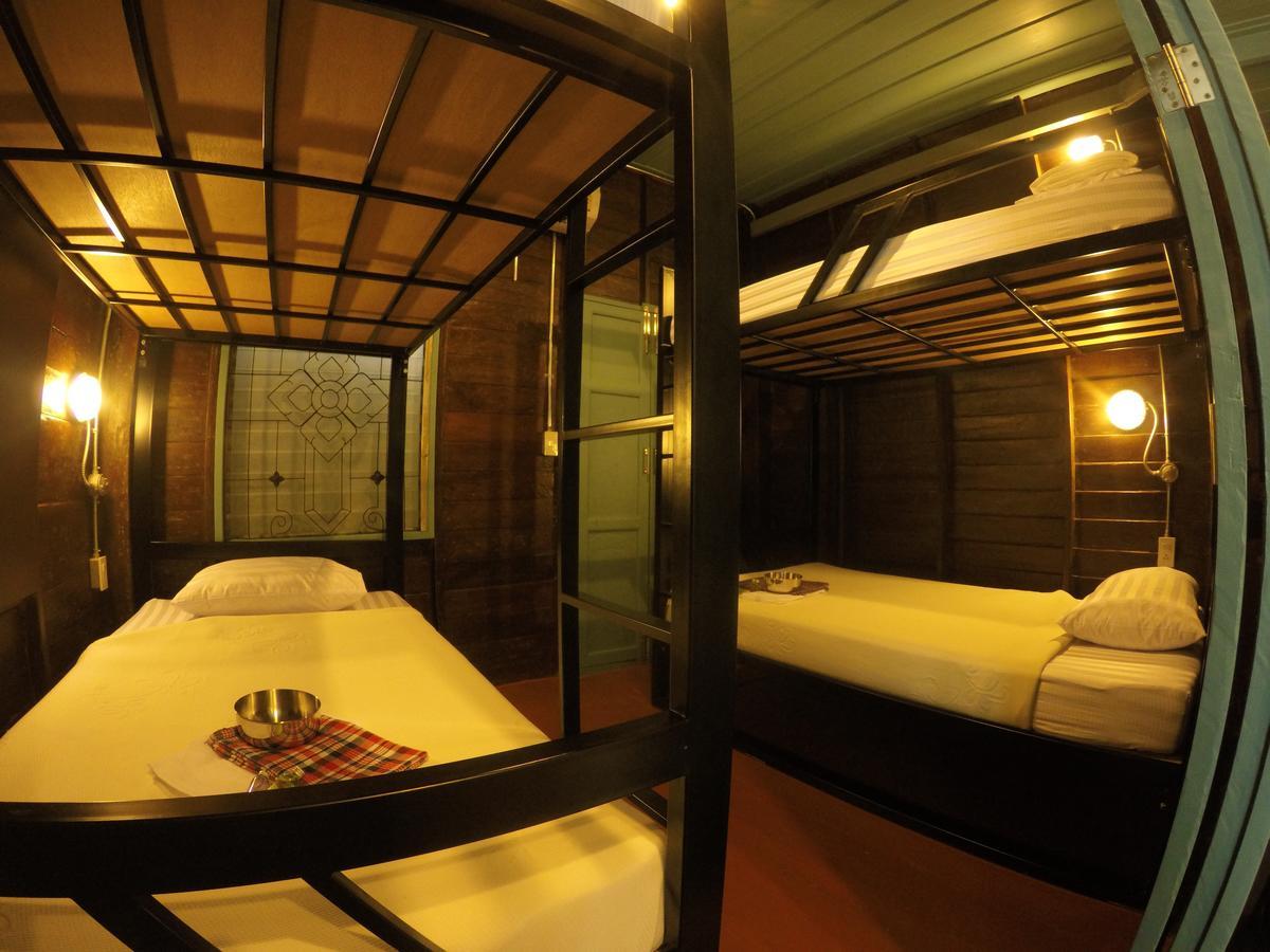 La Moon Hostel Bangkok Exteriör bild