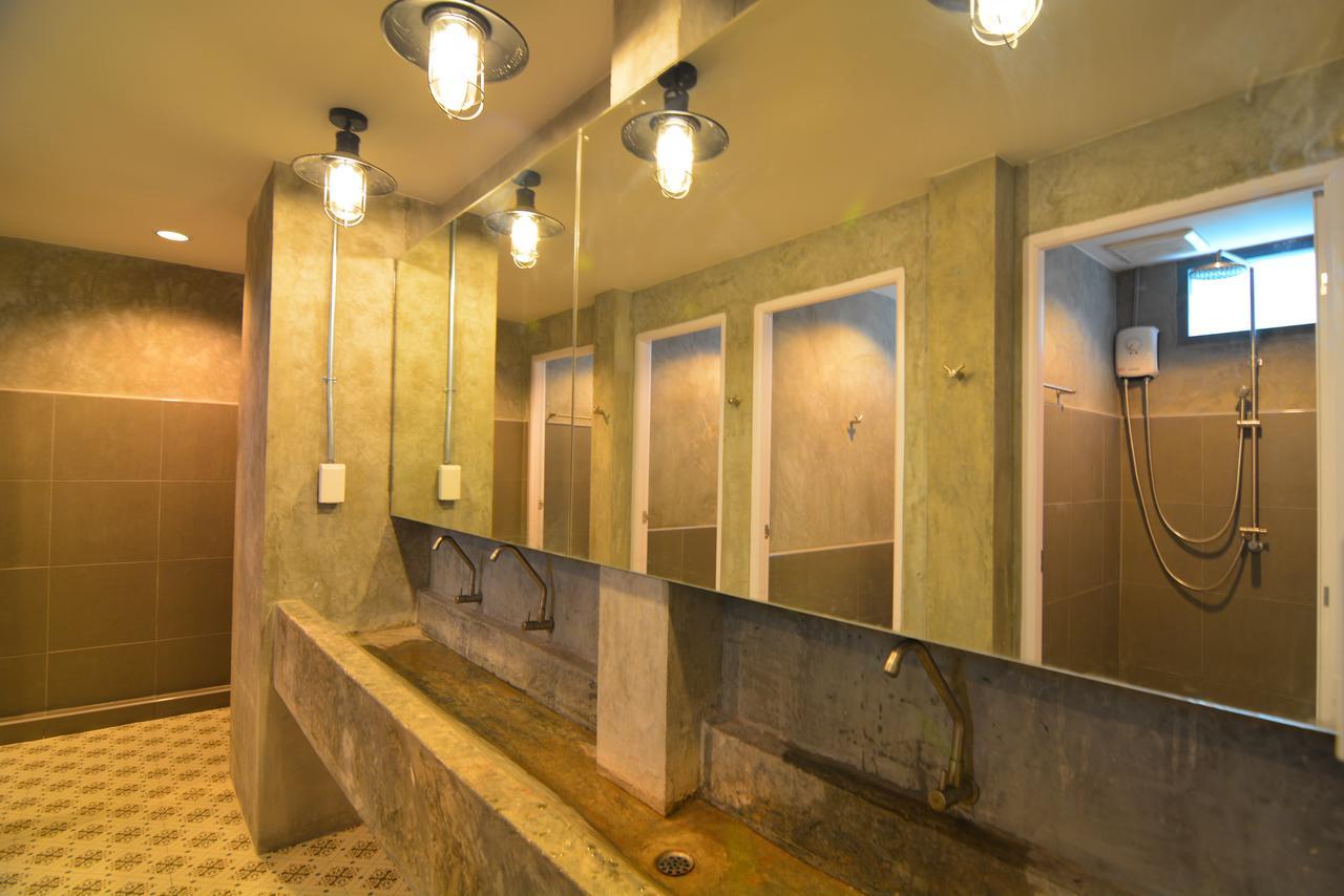 La Moon Hostel Bangkok Exteriör bild