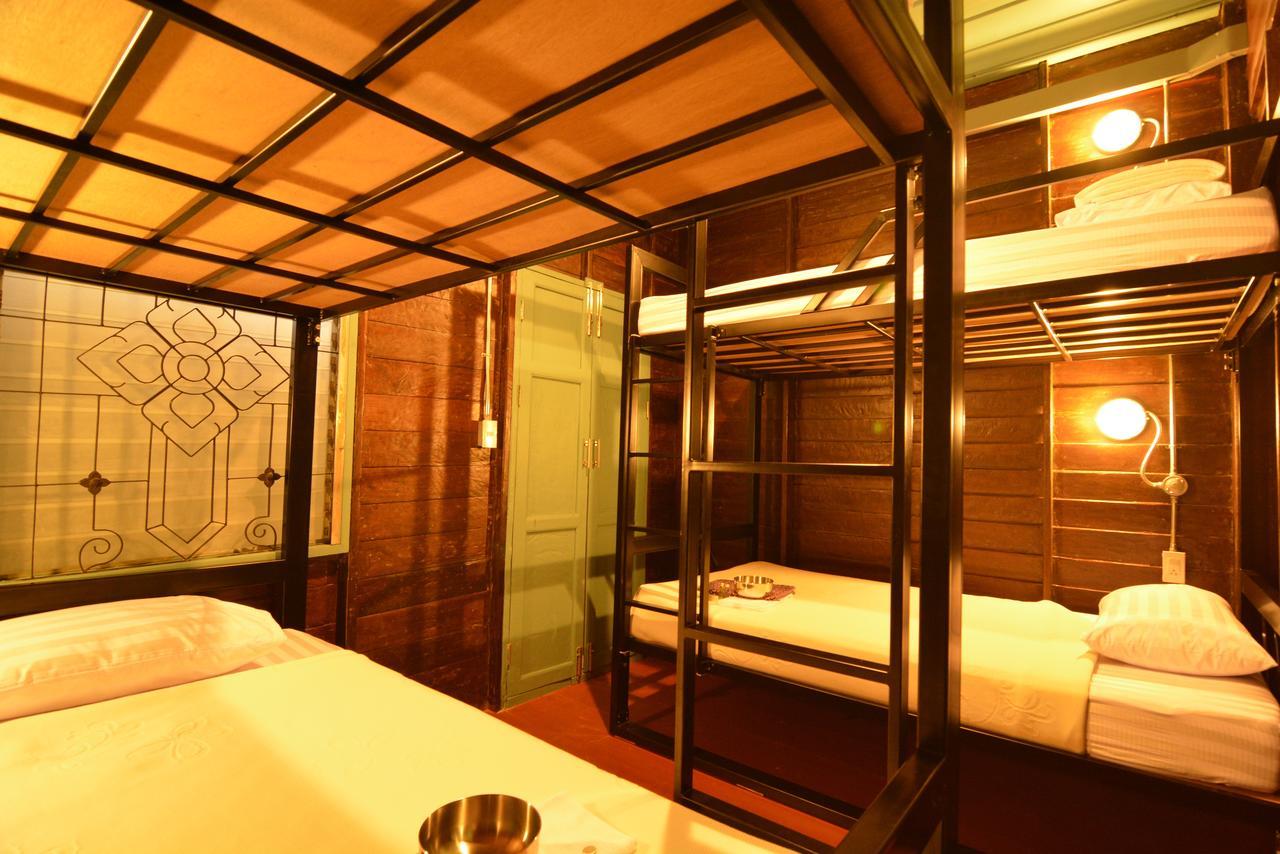 La Moon Hostel Bangkok Exteriör bild